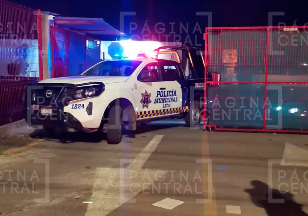 León-Lagos: Desalojan colegio en León; pertenencias fueron sacadas a la carretera