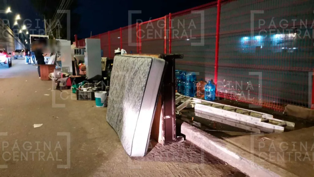 León-Lagos: Desalojan colegio en León; pertenencias fueron sacadas a la carretera