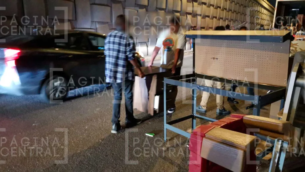 León-Lagos: Desalojan colegio en León; pertenencias fueron sacadas a la carretera