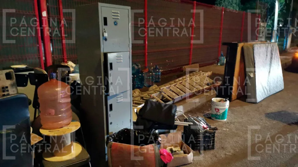 León-Lagos: Desalojan colegio en León; pertenencias fueron sacadas a la carretera