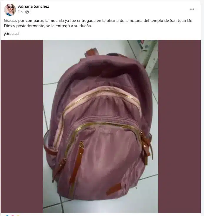 Captan a pareja llevándose mochila del templo de San Juan de Dios; luego la regresan