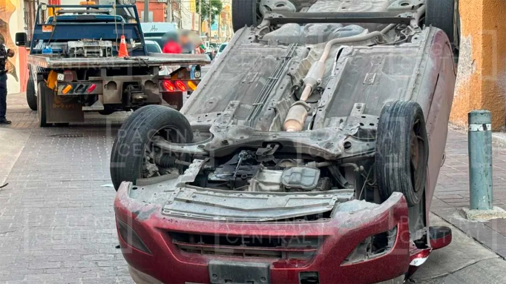 Obregón; Carro vuelca y queda con las llantas hacia arriba en plena calle