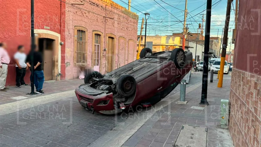 Obregón; Carro vuelca y queda con las llantas hacia arriba en plena calle