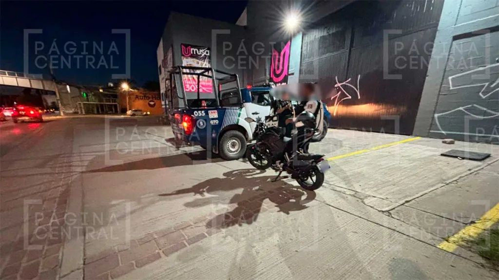 Bulevar Morelos: Perdió el control y chocó con la banqueta