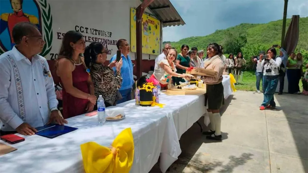 Guerrero: Yaquelin se gradúa como única alumna de su generación