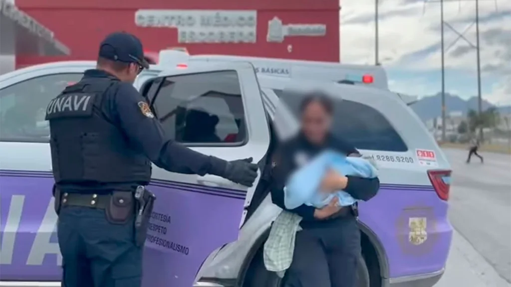 Nuevo León: Policías arriesgan su vida para salvar a recién nacido de un incendio