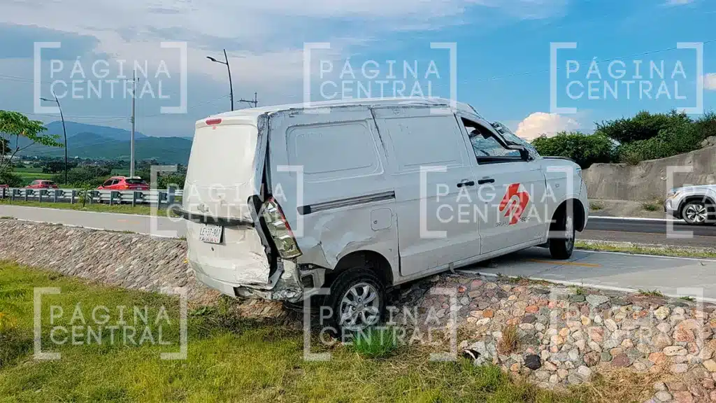 Eje Metropolitano: Dos camionetas chocan y quedan dos heridos