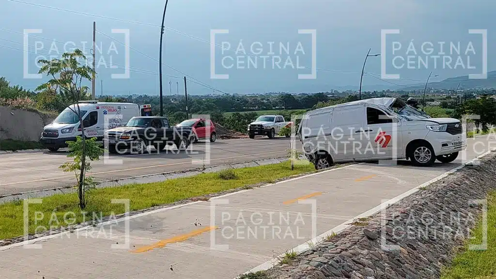 Eje Metropolitano: Dos camionetas chocan y quedan dos heridos