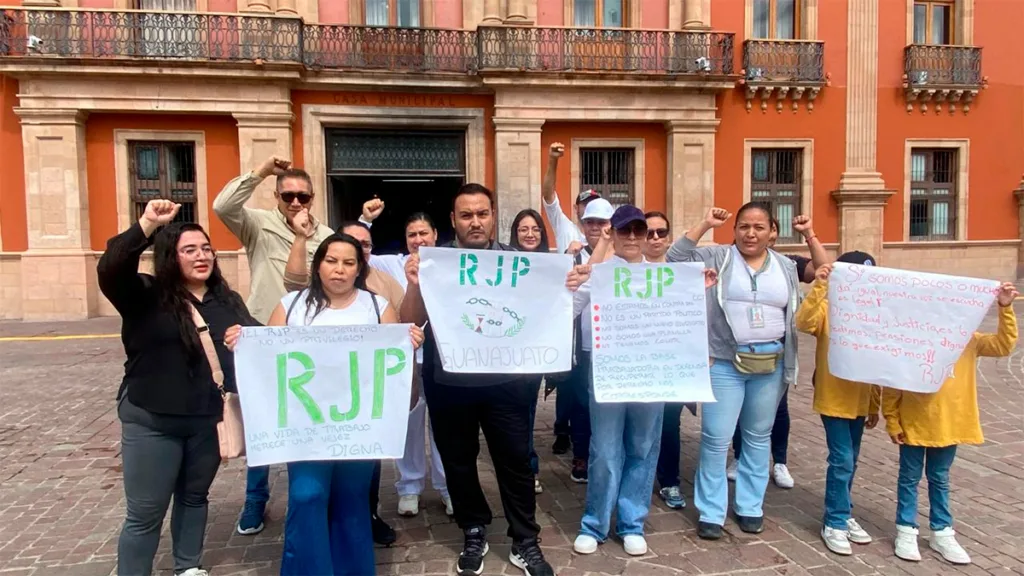 Trabajadores del IMSS en León exigen regreso al régimen de jubilaciones y pensiones