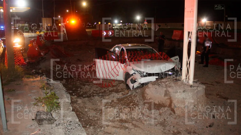 Bulevar Aeropuerto: Pareja vuelca en su carro tras caer en una zona en construcción 