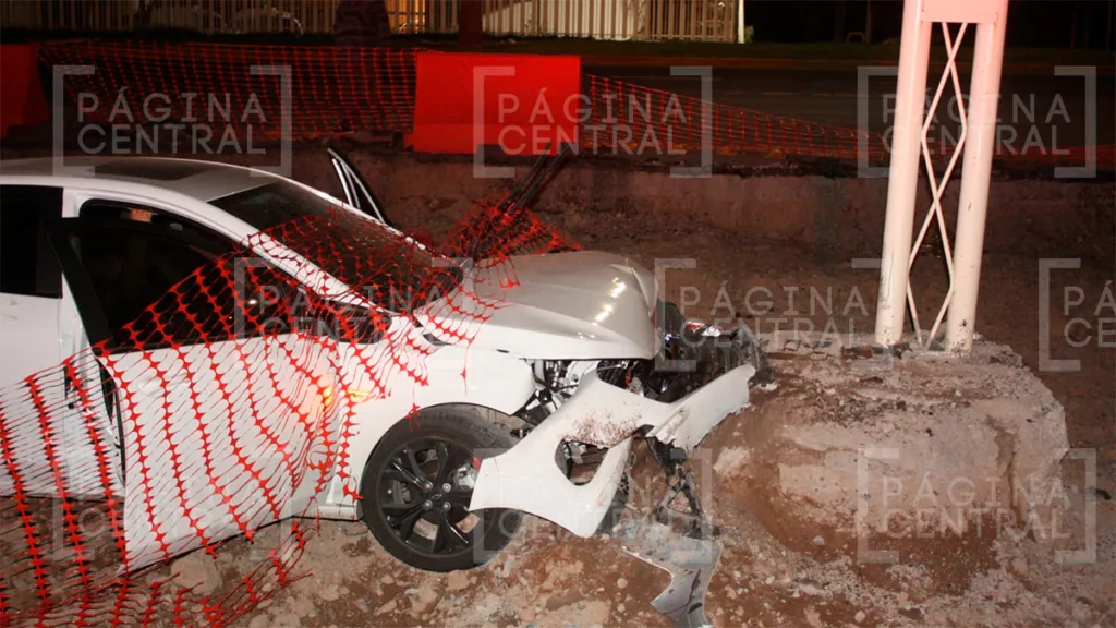 Bulevar Aeropuerto: Pareja vuelca en su carro tras caer en una zona en construcción 