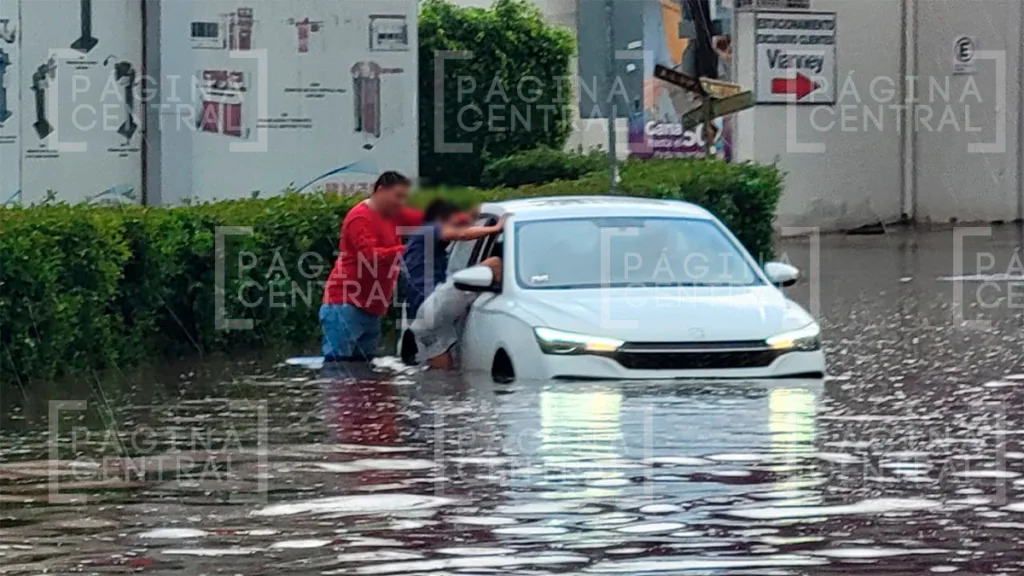 Intensa lluvia inunda vialidades de León y provoca caos vial