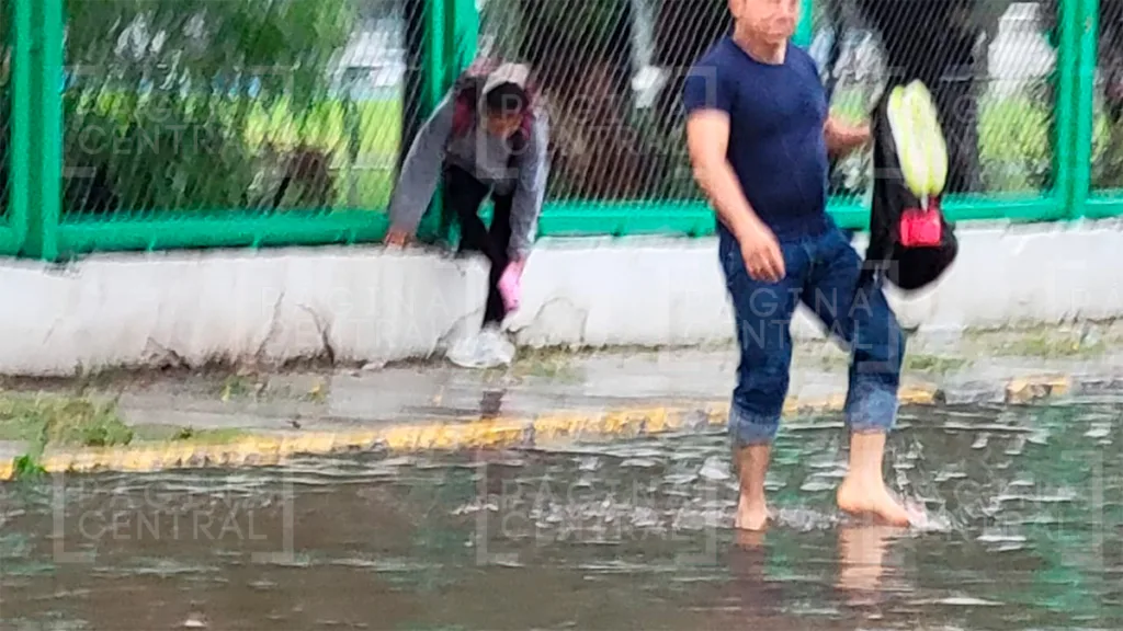 Intensa lluvia inunda vialidades de León y provoca caos vial