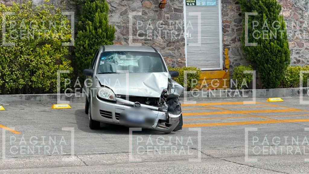 Tres vehículos chocan en el bulevar Insurgentes y causan caos vial
