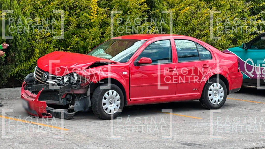 Tres vehículos chocan en el bulevar Insurgentes y causan caos vial