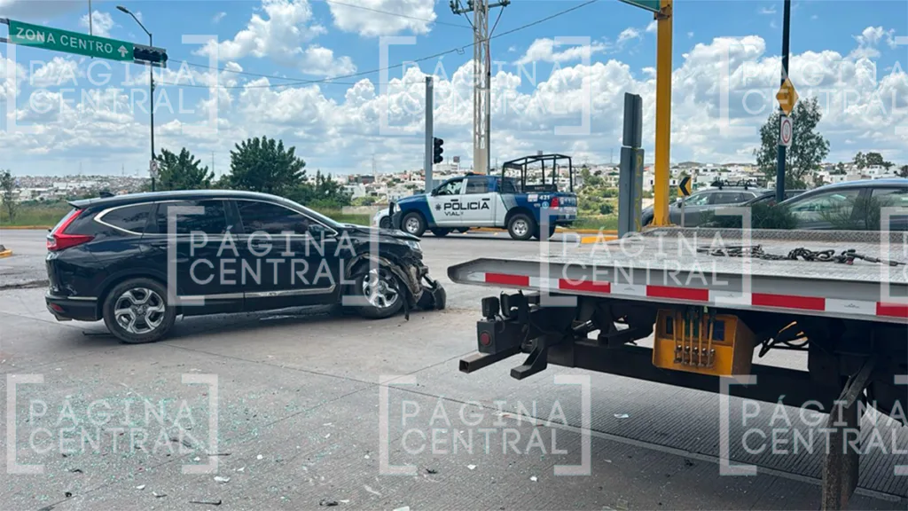 Tres vehículos chocan en el bulevar Insurgentes y causan caos vial