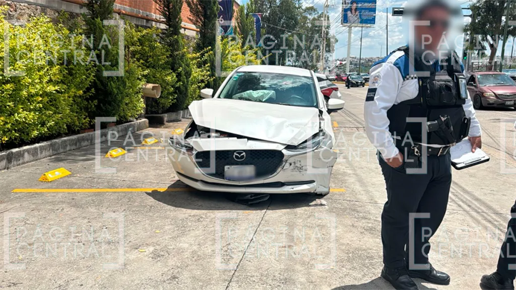 Tres vehículos chocan en el bulevar Insurgentes y causan caos vial