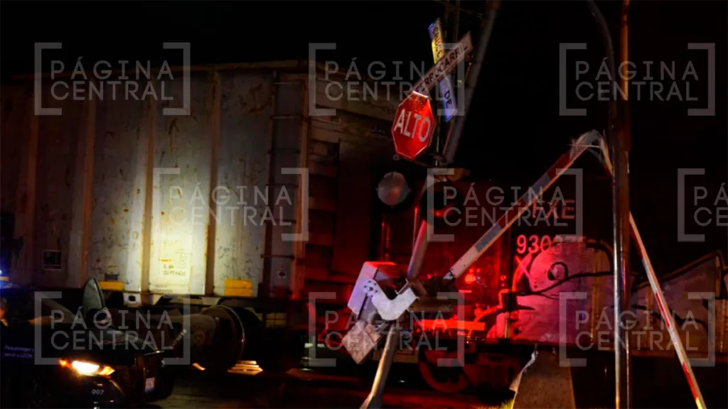 Tren impacta contra camión de carga y lo vuelca en Francisco Villa 