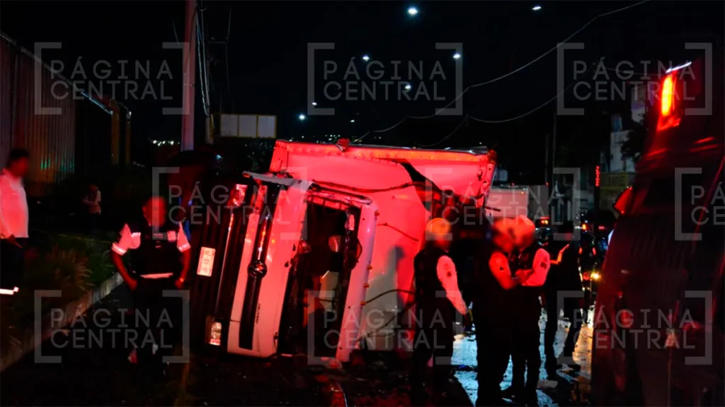 Tren impacta contra camión de carga y lo vuelca en Francisco Villa 