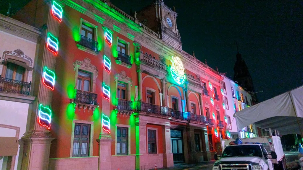 Así luce León en septiembre con adornos patrios