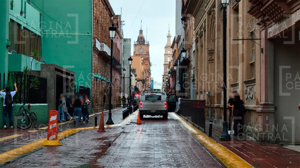 Peatones iban por la Juárez hoy lunes cuando vieron salir humo de un registro de CFE