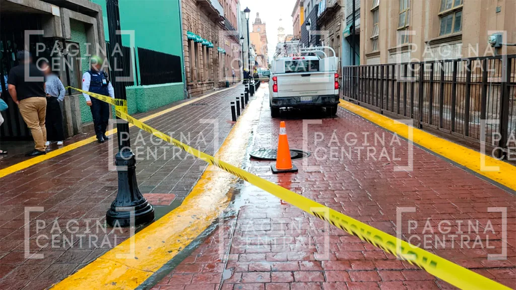 Peatones iban por la Juárez hoy lunes cuando vieron salir humo de un registro de CFE