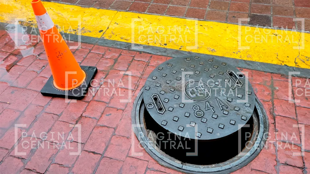 Peatones iban por la Juárez hoy lunes cuando vieron salir humo de un registro de CFE