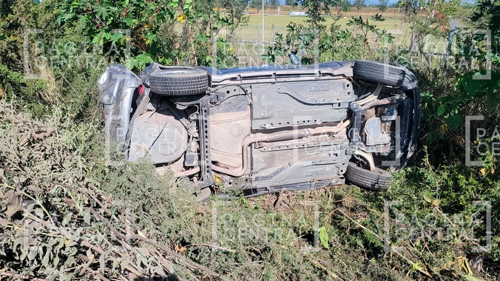 Chocan dos camionetas en la carretera a Santa Ana del Conde