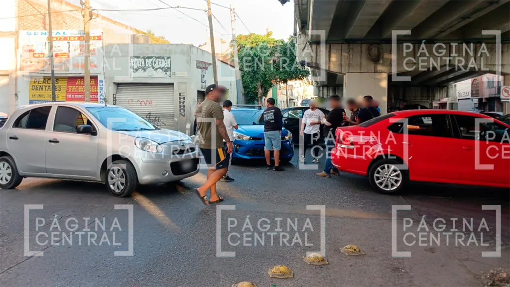 Paralizan el bulevar Mariano Escobedo por bloqueo de taxis de plataforma