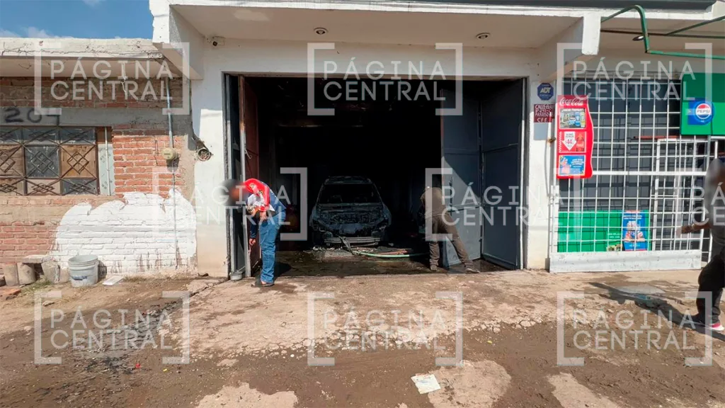 Paraíso Real: Se incendia taller mecánico; un carro quedó reducido a cenizas