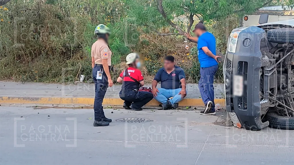 Timoteo Lozano: Camioneta pega contra la banqueta y vuelca