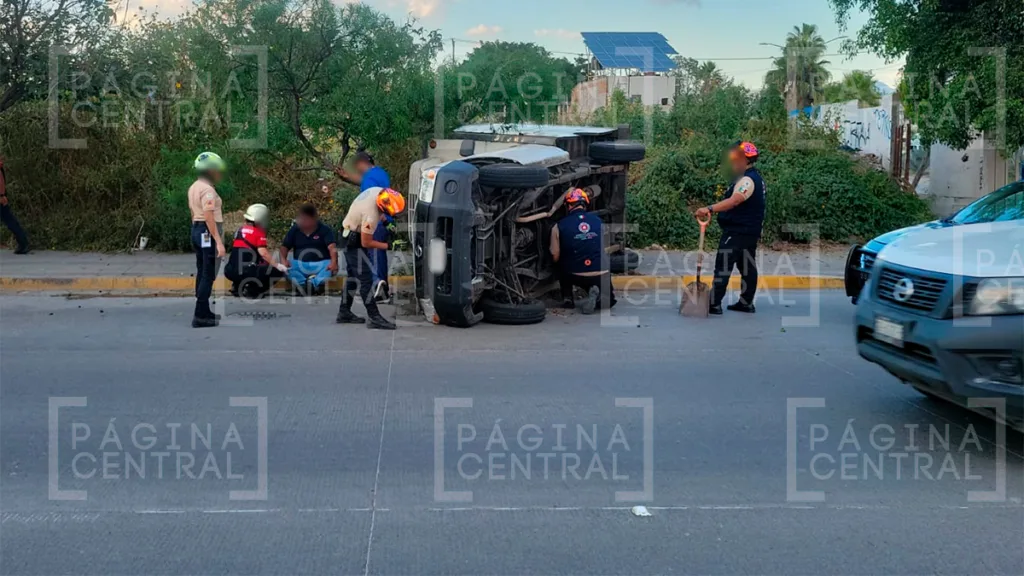 Timoteo Lozano: Camioneta pega contra la banqueta y vuelca