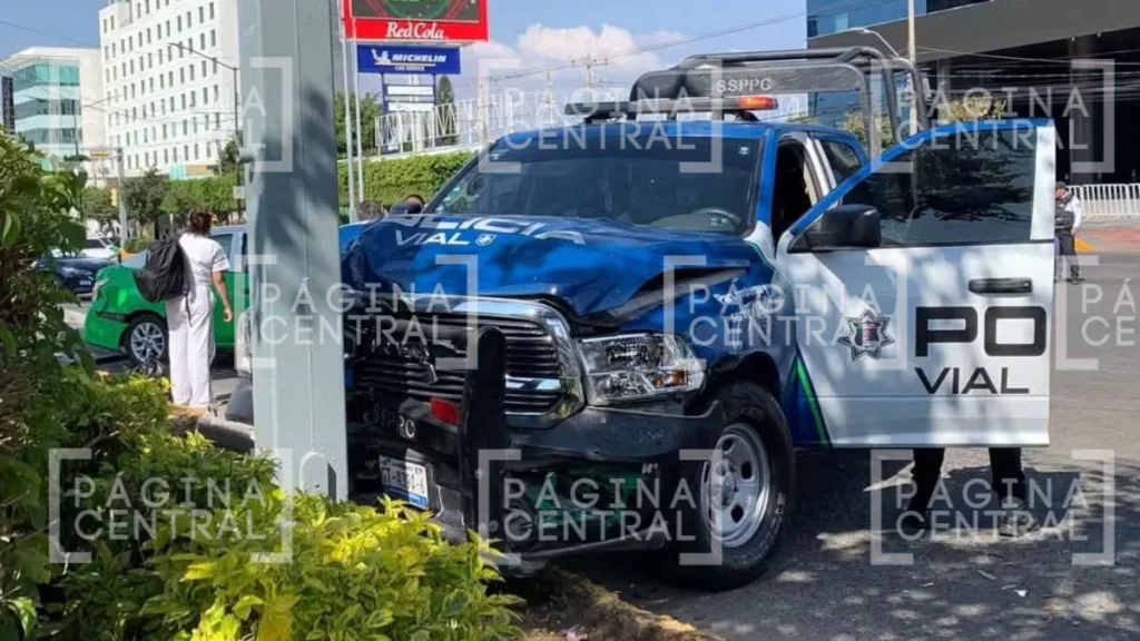 Adolfo López Mateos: Patrulla perseguía a motociclista y choca con taxi