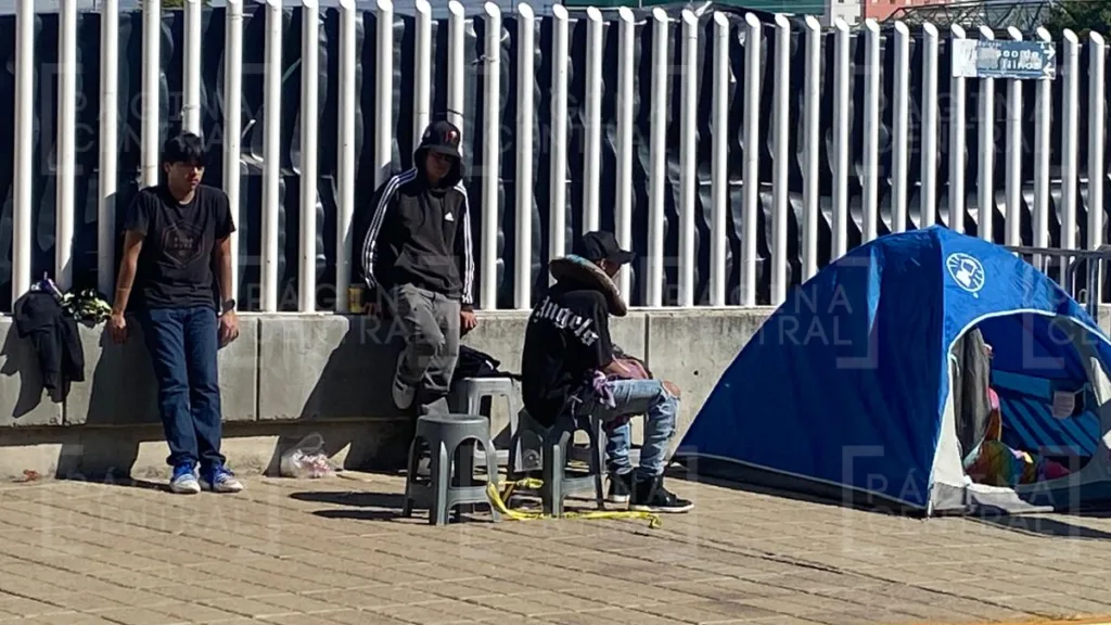 Junior H: Desde el jueves en la noche, Ana Lía hizo fila acampando para ver al cantante