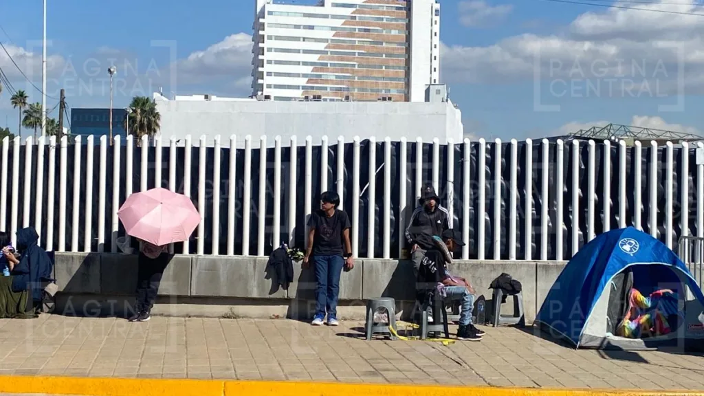 Junior H: Desde el jueves en la noche, Ana Lía hizo fila acampando para ver al cantante