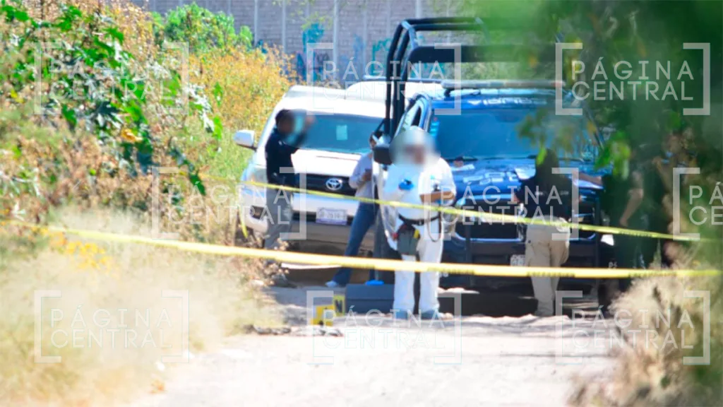 Vecinos hallan a un hombre embolsado con signos de violencia a un lado del camino