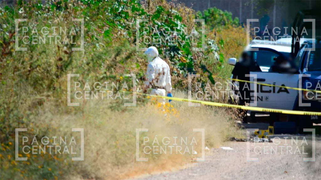 Vecinos hallan a un hombre embolsado con signos de violencia a un lado del camino