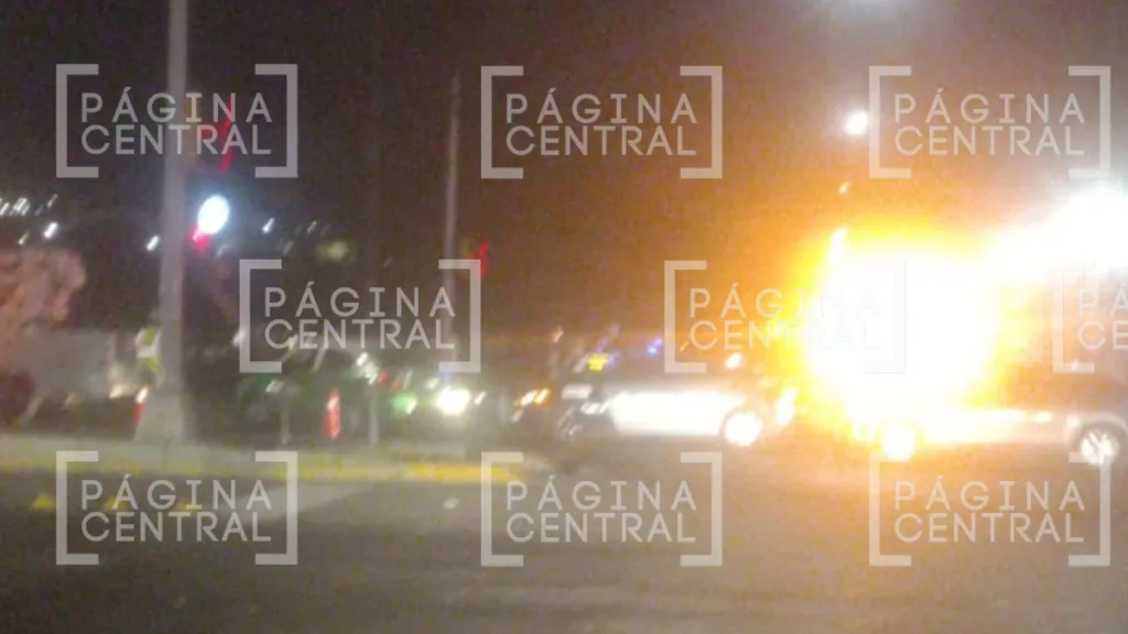 Torres Landa: Taxista pierde el control y se estrella contra un semáforo y lo derriba