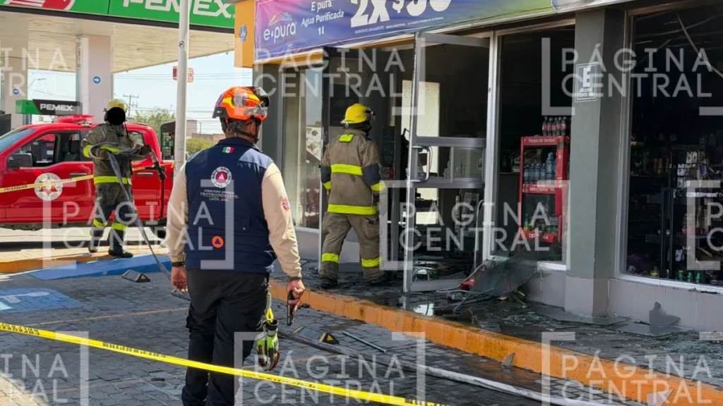 Incendian tienda Oxxo en el Eje Metropolitano