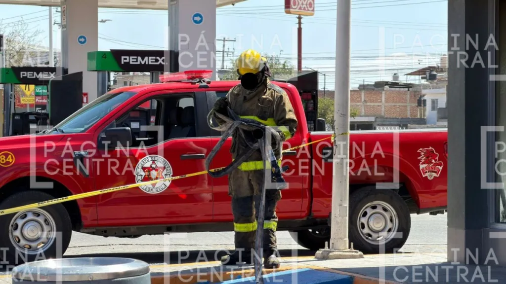 Incendian tienda Oxxo en el Eje Metropolitano