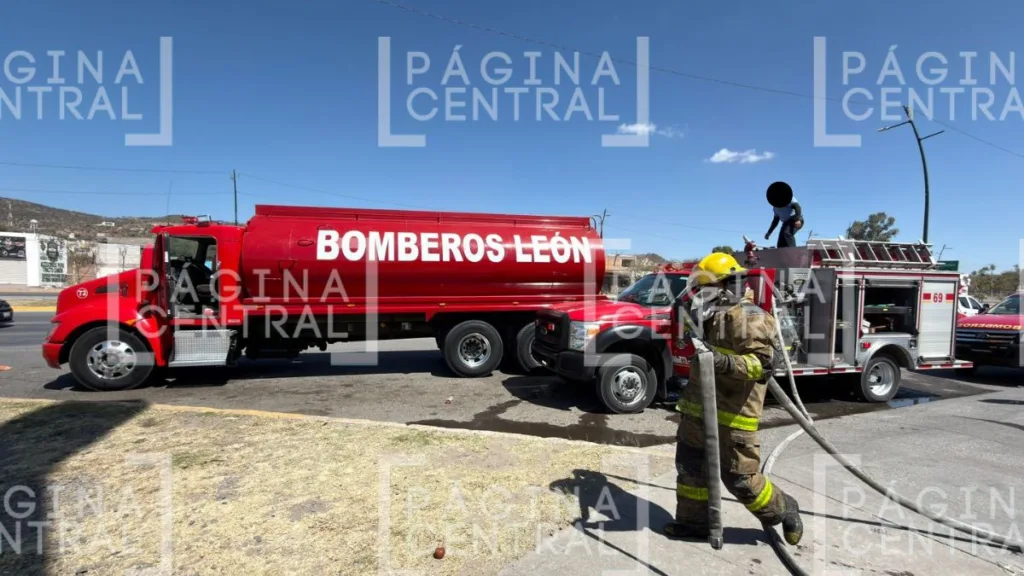 Incendian tienda Oxxo en el Eje Metropolitano
