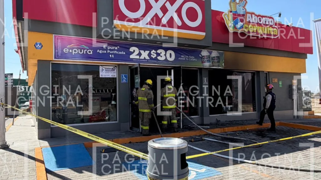 Incendian tienda Oxxo en el Eje Metropolitano